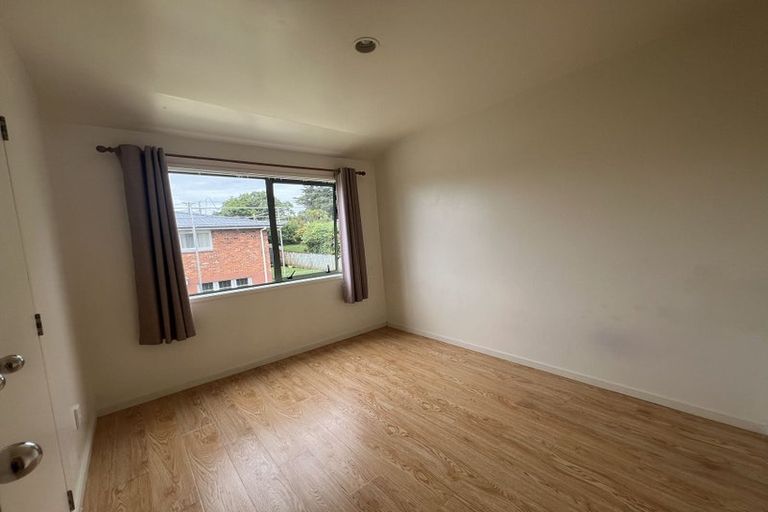 Photo of property in 2/5 Kilham Avenue, Northcote, Auckland, 0627