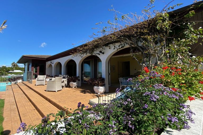 Photo of property in 18 Burford Place, Mellons Bay, Auckland, 2014