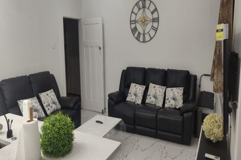 Photo of property in 118a Hutchinson Avenue, New Lynn, Auckland, 0600