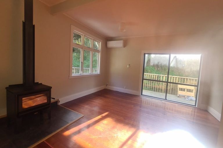 Photo of property in 1122a Paekakariki Hill Road, Paekakariki Hill, Porirua, 5381