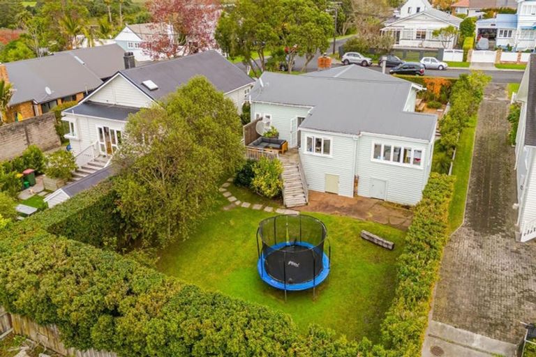 Photo of property in 41 Hanlon Crescent, Narrow Neck, Auckland, 0624