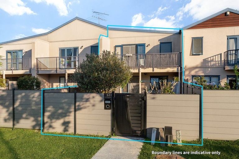 Photo of property in 3/11 John Jennings Drive, Oteha, Auckland, 0632