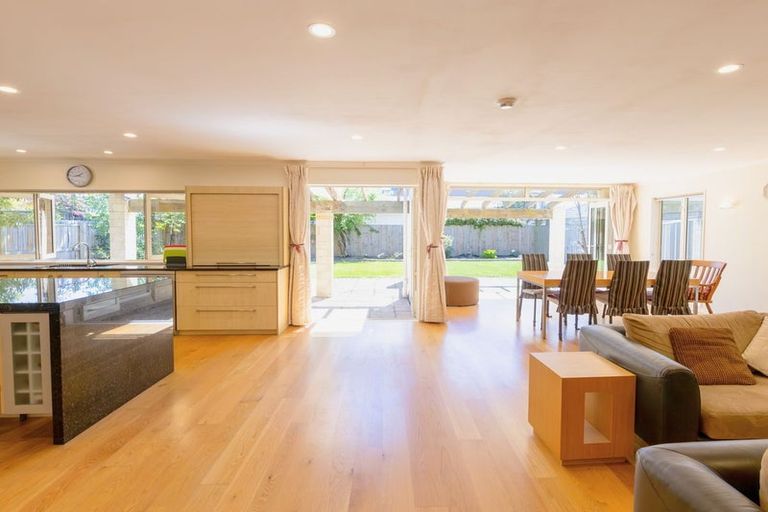 Photo of property in 40 Saint Andrews Square, Strowan, Christchurch, 8052