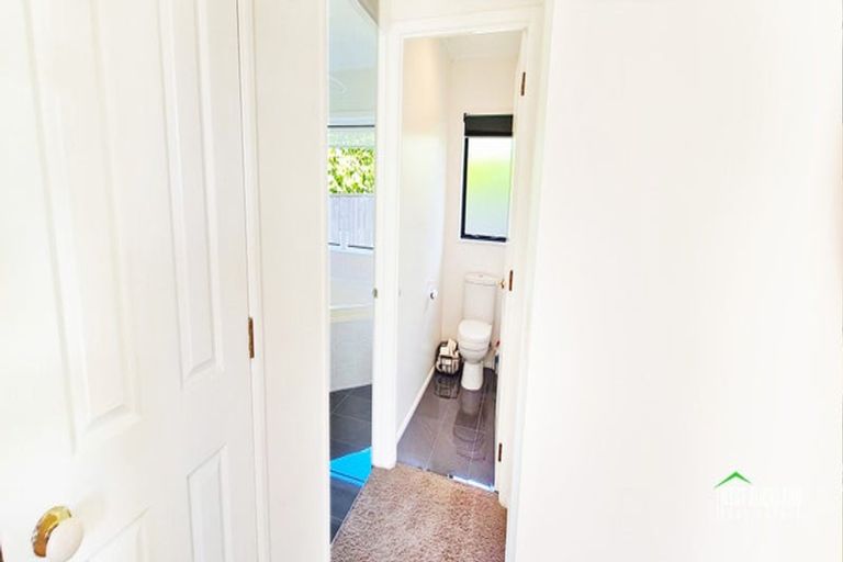 Photo of property in 19 Heversham Place, Glendene, Auckland, 0602