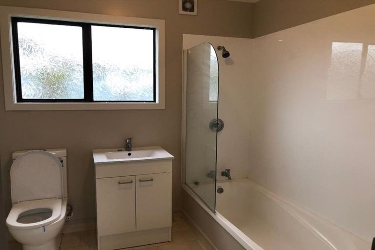 Photo of property in 33a Sunhaven Drive, Newlands, Wellington, 6037