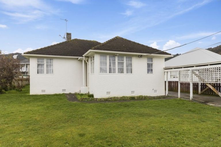 Photo of property in 17 Strand Crescent, Naenae, Lower Hutt, 5011