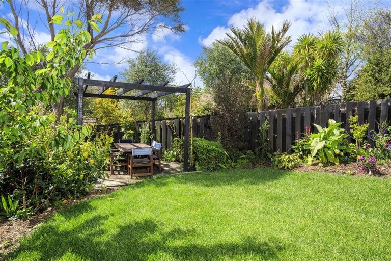 Photo of property in 3/100 Aberdeen Road, Campbells Bay, Auckland, 0620