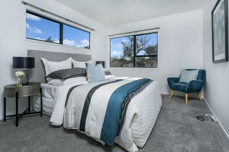 Photo of property in 11 Cabello Place, Unsworth Heights, Auckland, 0632