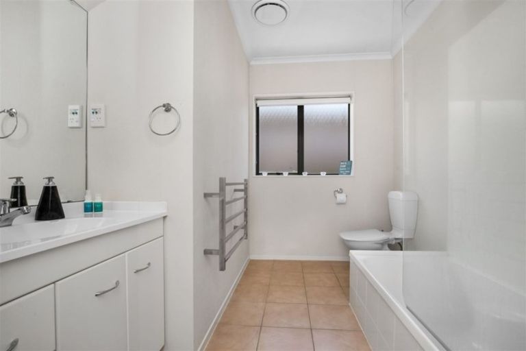 Photo of property in 11 Adair Place, Weymouth, Auckland, 2103