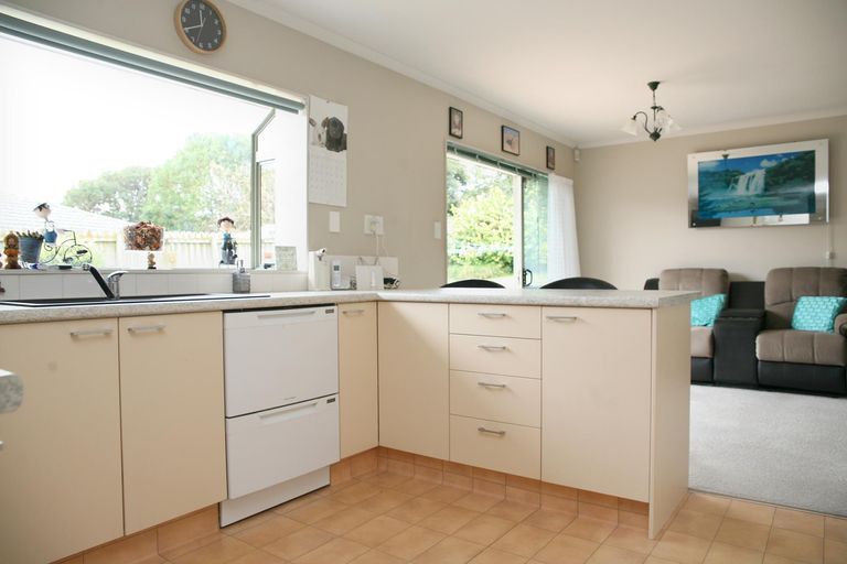 Photo of property in 8 Matilda Place, Weymouth, Auckland, 2103