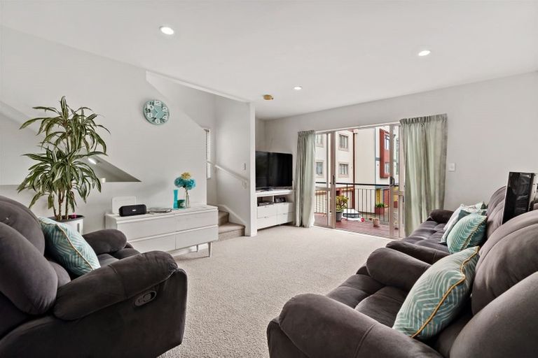 Photo of property in Lakeview Terrace, 5/14 Ambrico Place, New Lynn, Auckland, 0600