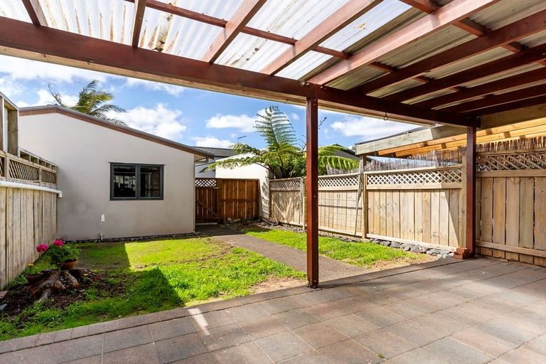 Photo of property in 3/8 Tuscany Way, Te Atatu Peninsula, Auckland, 0610