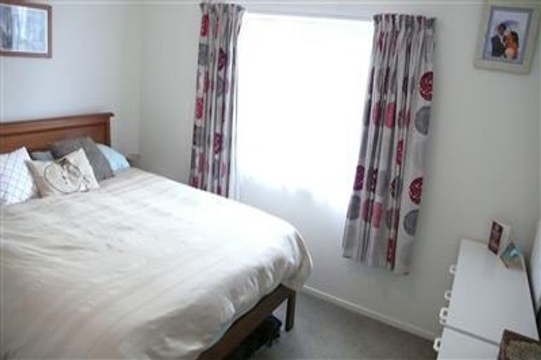 Photo of property in 1/23 Pavola Grove, Glenfield, Auckland, 0629