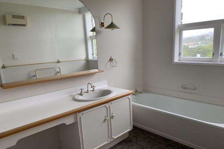 Photo of property in 105 Dowse Drive, Maungaraki, Lower Hutt, 5010