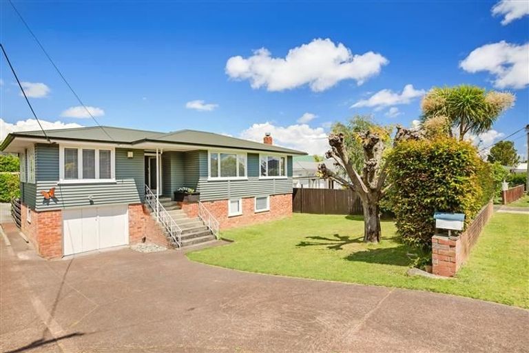 Photo of property in 13 Graham Avenue, Te Atatu Peninsula, Auckland, 0610