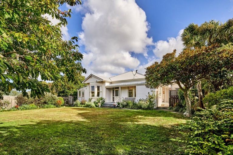 Photo of property in 6 Ngaio Gorge Road, Ngaio, Wellington, 6035
