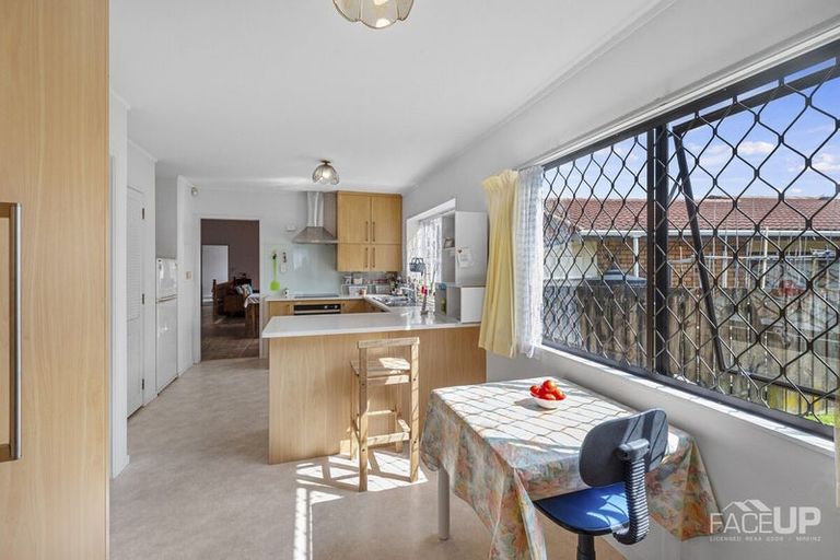 Photo of property in 5 Bosnyak Drive, Te Atatu South, Auckland, 0610