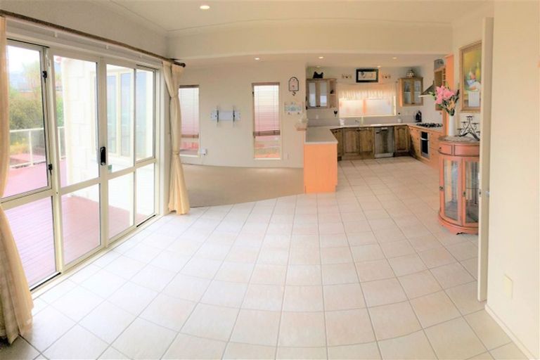 Photo of property in 22 Dress Circle, Newlands, Wellington, 6037