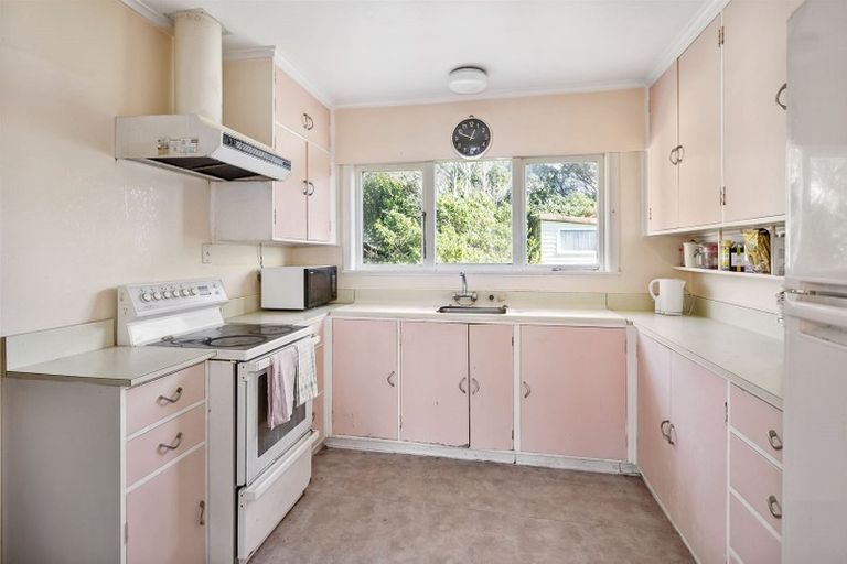 Photo of property in 37 Kenmore Street, Newlands, Wellington, 6037