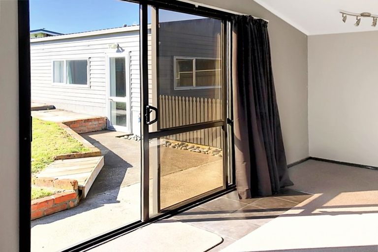 Photo of property in 64 Hinau Street, Castlecliff, Whanganui, 4501