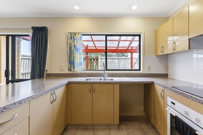 Photo of property in 2 Erne Crescent, East Tamaki, Auckland, 2016