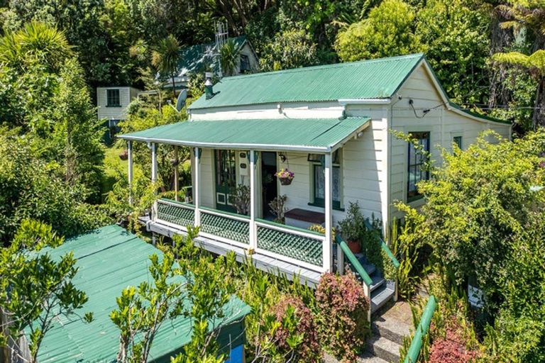 Photo of property in 80 Oxford Terrace, Coromandel, 3506