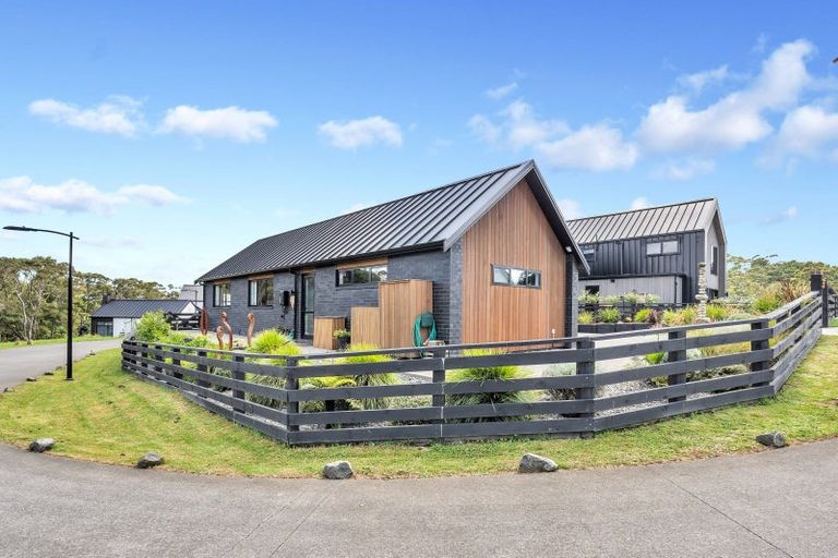 Photo of property in 3 Hirere Road, Whitford, Howick, 2571