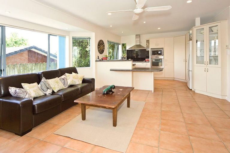 Photo of property in 82 Buscomb Avenue, Henderson, Auckland, 0610