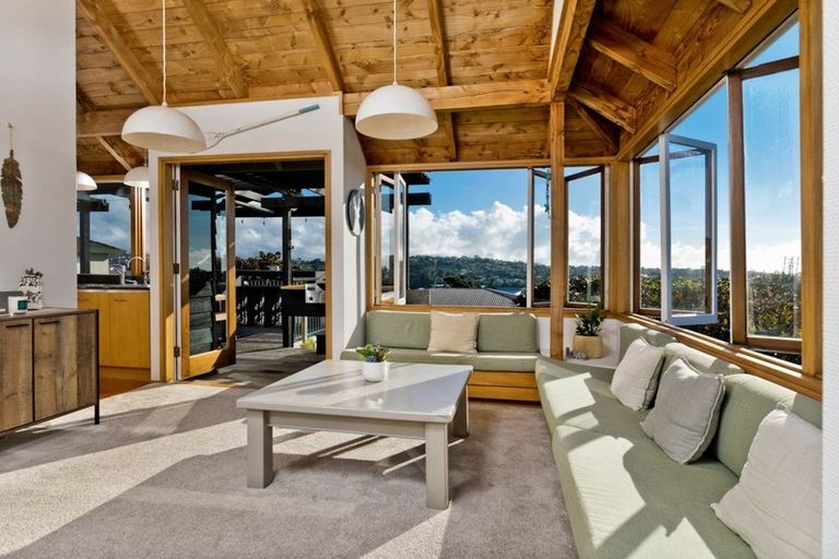 Photo of property in 8 Hyde Road, Rothesay Bay, Auckland, 0630