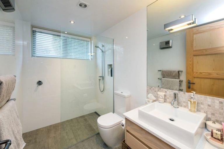 Photo of property in 28 Kennedy Crescent, Wanaka, 9305