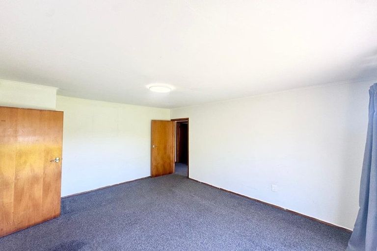 Photo of property in 11 Springside Place, New Lynn, Auckland, 0600