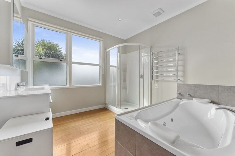 Photo of property in 11 Hughes Avenue, Hokowhitu, Palmerston North, 4410