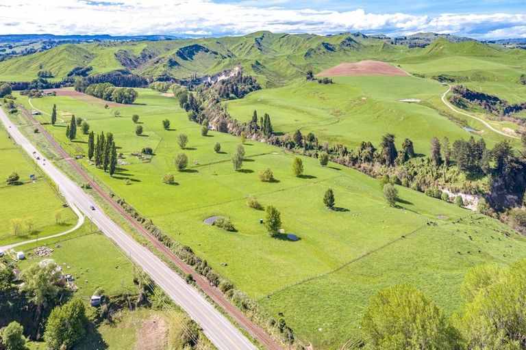 Photo of property in 7988 State Highway 1, Taihape, 4793