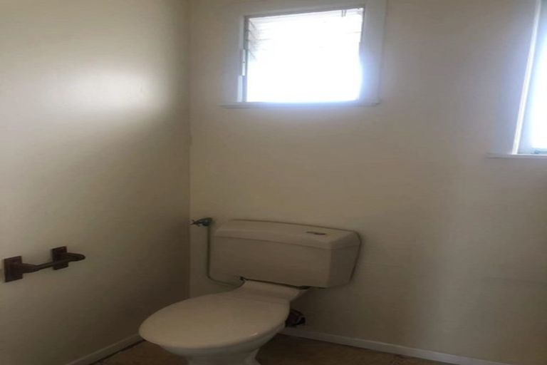 Photo of property in 536 Glenfield Road, Glenfield, Auckland, 0629