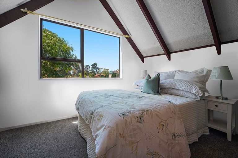 Photo of property in 1/23 Glenshee Place, Highland Park, Auckland, 2010