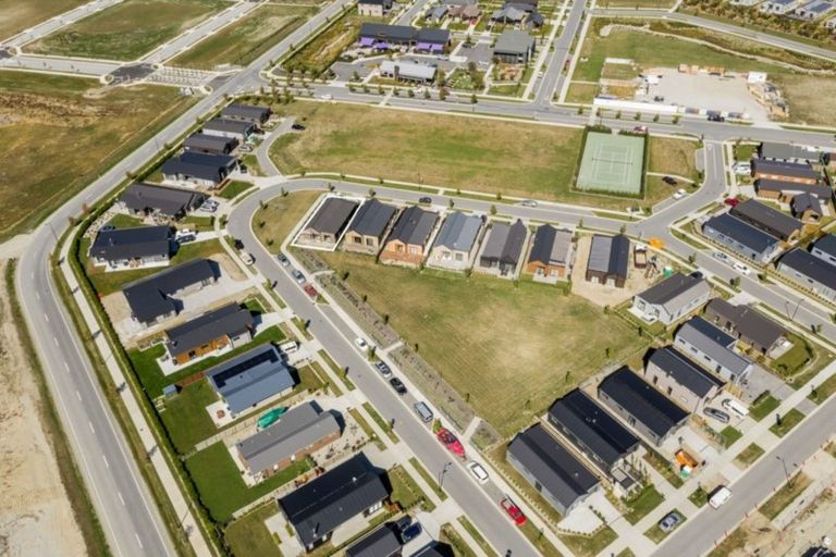 Photo of property in 17 Mount Creighton Crescent, Wanaka, 9305