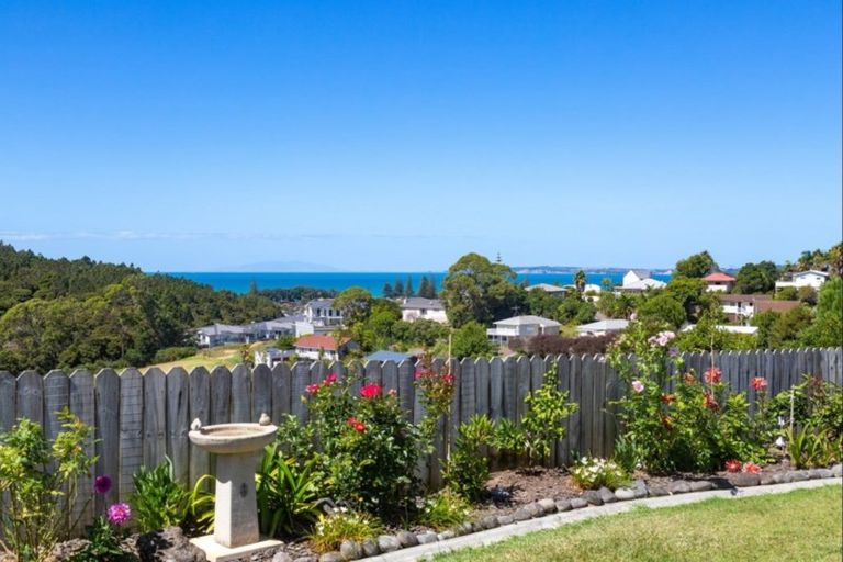 Photo of property in 44 Roberta Crescent, Orewa, 0931