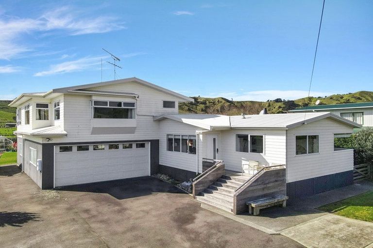 Photo of property in 18 Karaka Road, Kawakawa Bay, Papakura, 2585