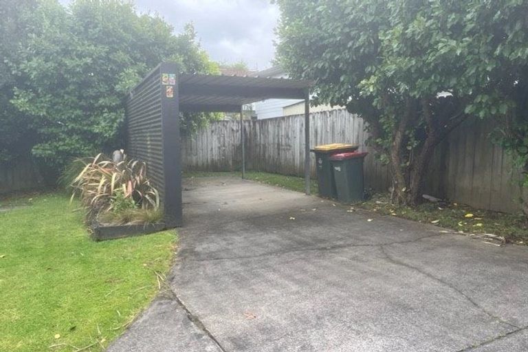 Photo of property in 2/34 Sandgate Avenue, Botany Downs, Auckland, 2010