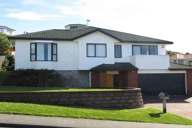 Photo of property in 3 Tamworth Crescent, Newlands, Wellington, 6037