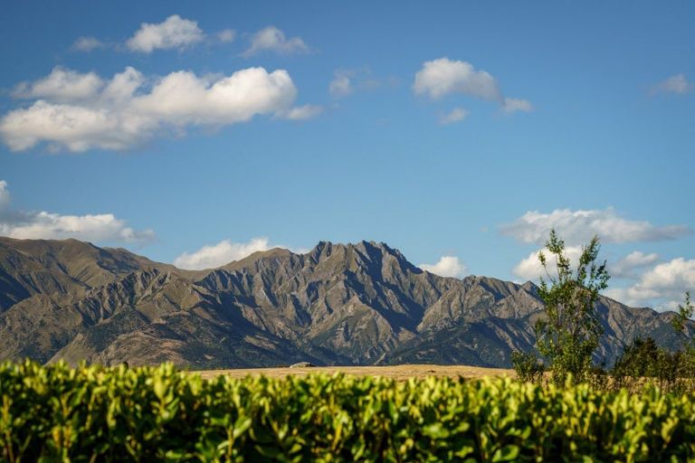 Photo of property in 10 Avalanche Place, Wanaka, 9305