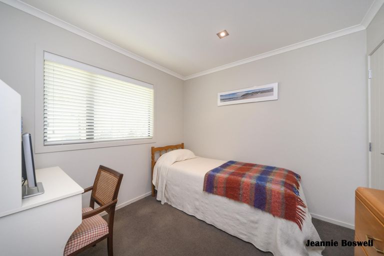 Photo of property in 5 Virtue Place, Hokowhitu, Palmerston North, 4410