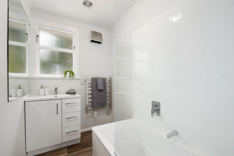 Photo of property in 2 Thomson Grove, Stokes Valley, Lower Hutt, 5019