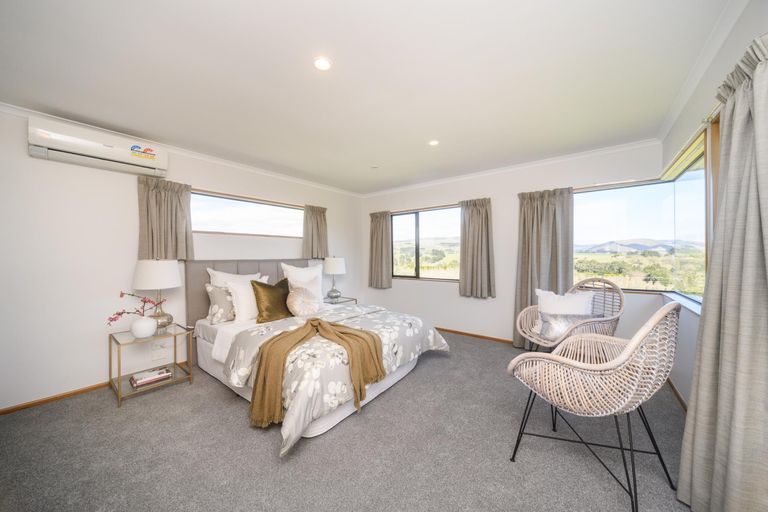 Photo of property in 122 Pacific Drive, Fitzherbert, Palmerston North, 4410