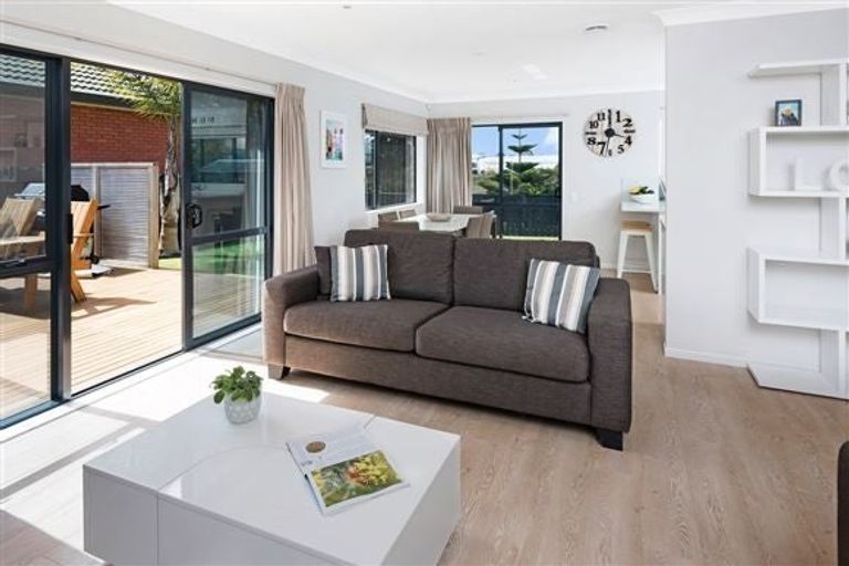 Photo of property in 5 Kalgan Place, Burswood, Auckland, 2013