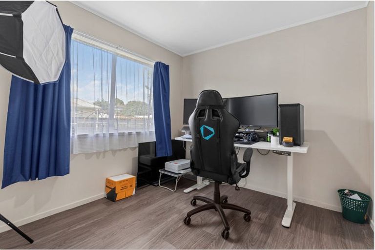 Photo of property in 303 Roscommon Road, Clendon Park, Auckland, 2103