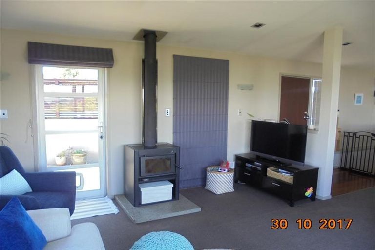 Photo of property in 10 Eastview Grove, Normandale, Lower Hutt, 5010