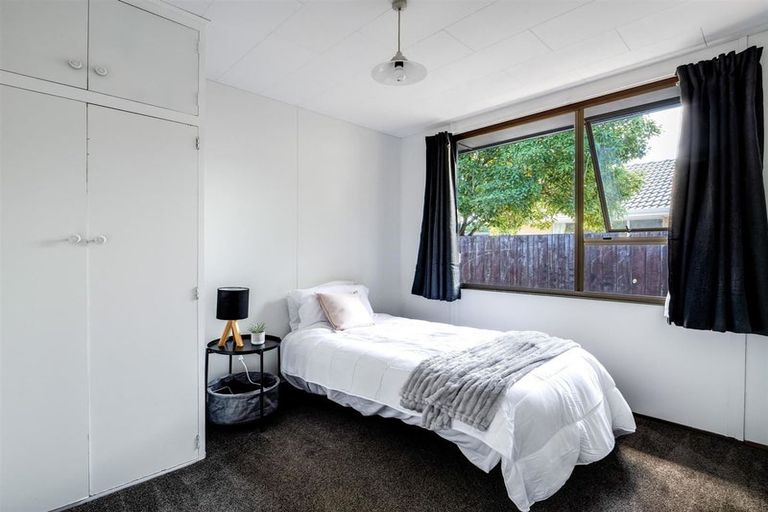 Photo of property in 8a Queenspark Drive, Parklands, Christchurch, 8083