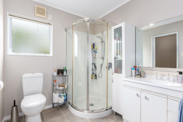 Photo of property in 21 Saunders Close, Whitby, Porirua, 5024