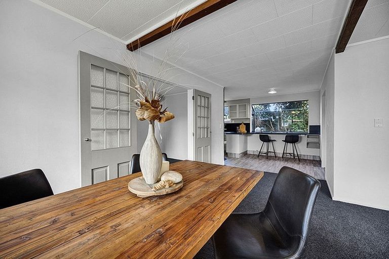 Photo of property in 11 Finer Place, Hawera, 4610